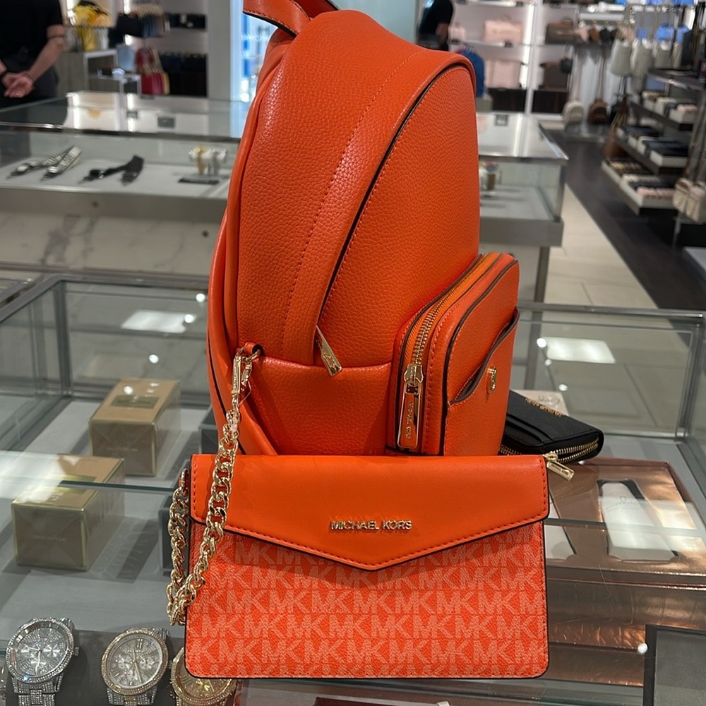 MICHAEL KORS
Maisie Medium Pebbled Leather 2-in-1 Backpack
Poppy
NWT - Picture 12 of 16